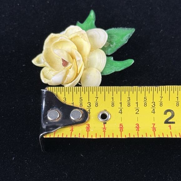 VINTAGE REAL TINY SHELLS PAINTED CELLULOID GARDENIA FLOWER BROOCH - Picture 5 of 5